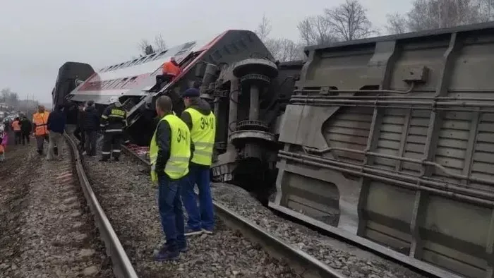 Több mint 400 utassal a fedélzetén siklott ki egy vonat
