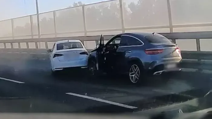 Autóbaleset az M0-son - letartolta egymást a két autó