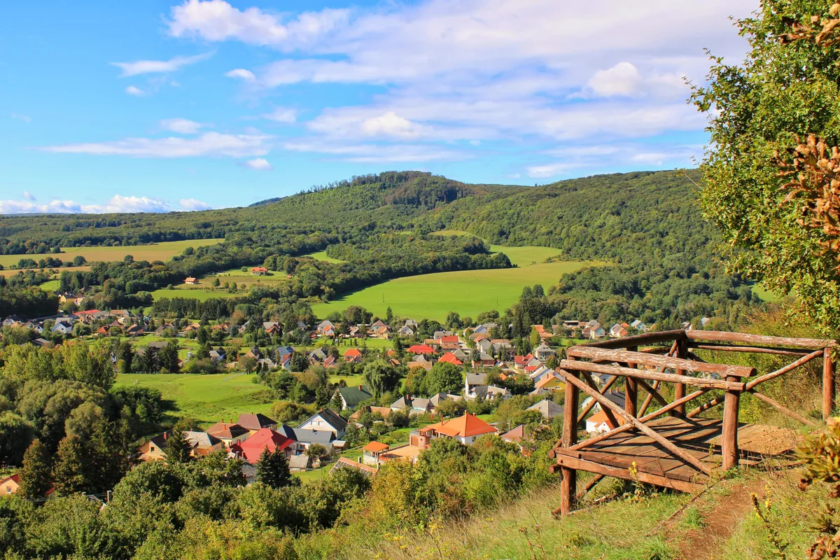 Kilátás Bakonybélre egy kilátópontról. 