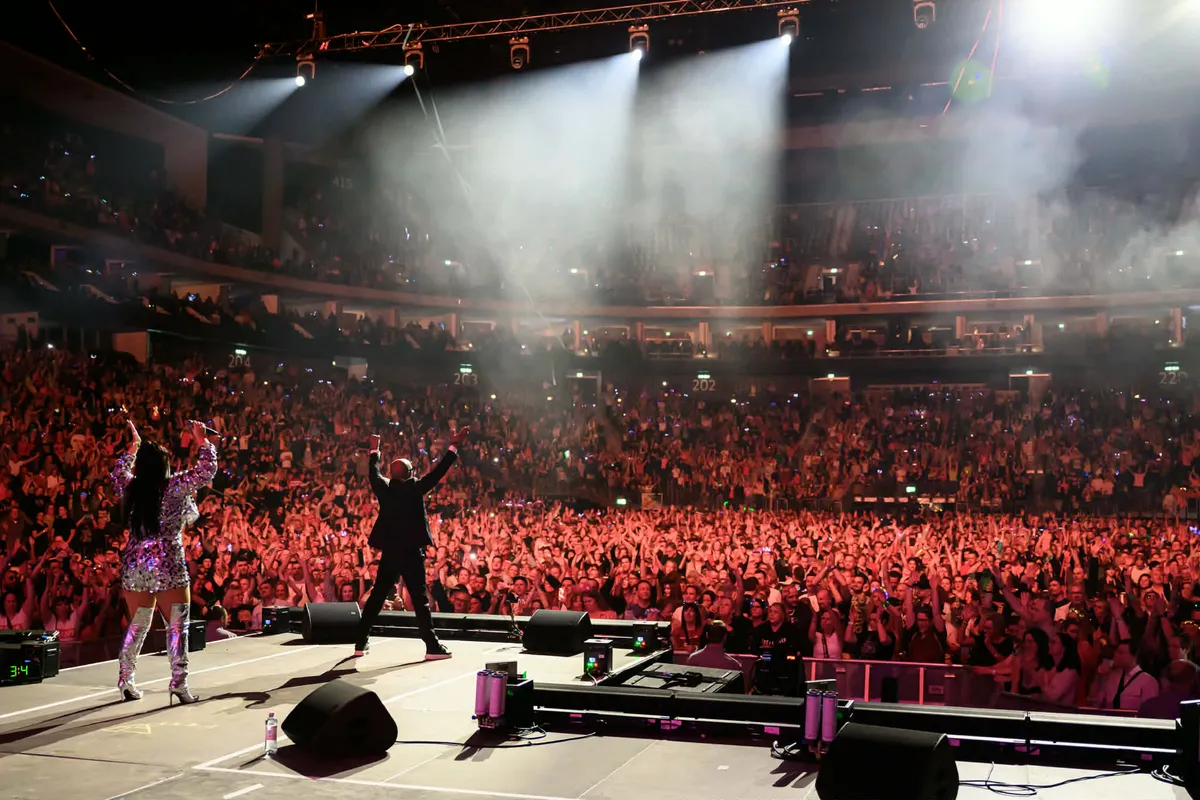 Elza azóta már megszokta, hogy teltházas helyeken, tízezrek előtt énekel  