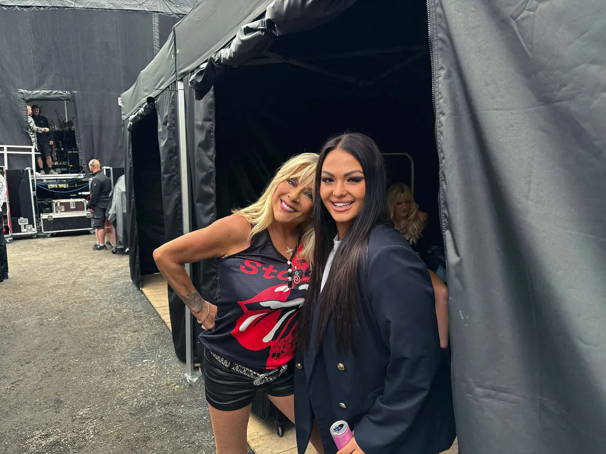 Samantha Fox és Elza egy fellépés előtt 