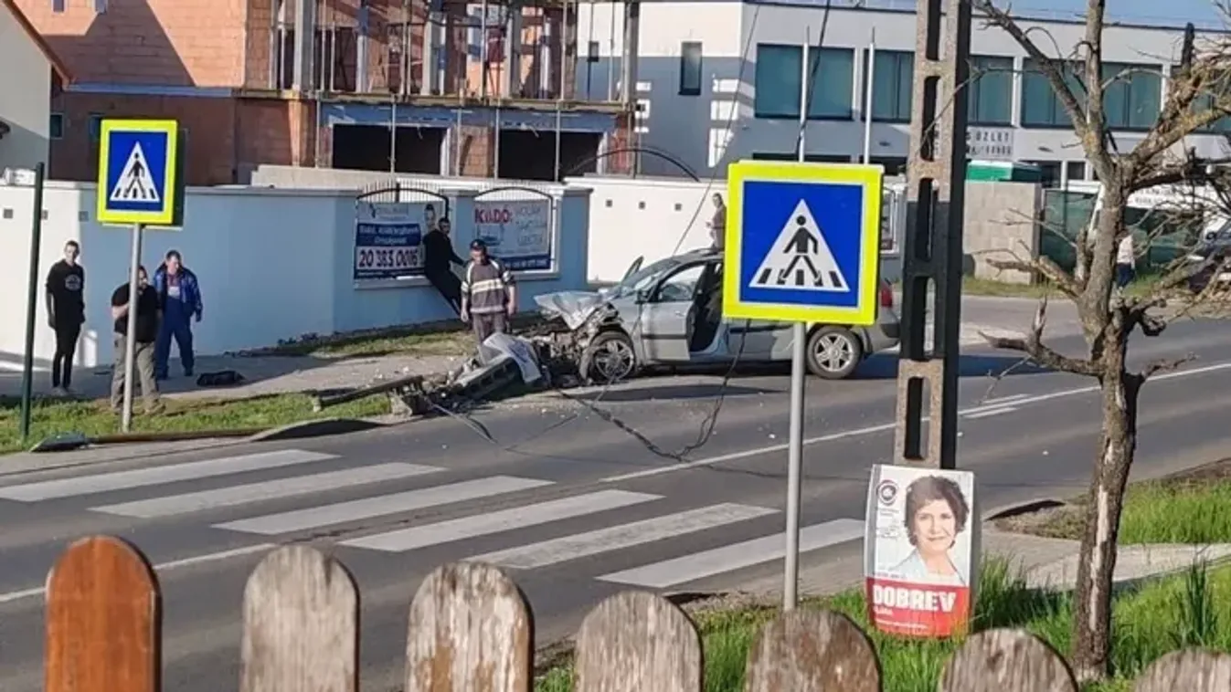 Döbbenetes! Villanyoszlopnak ütközött egy autó Sülysápon