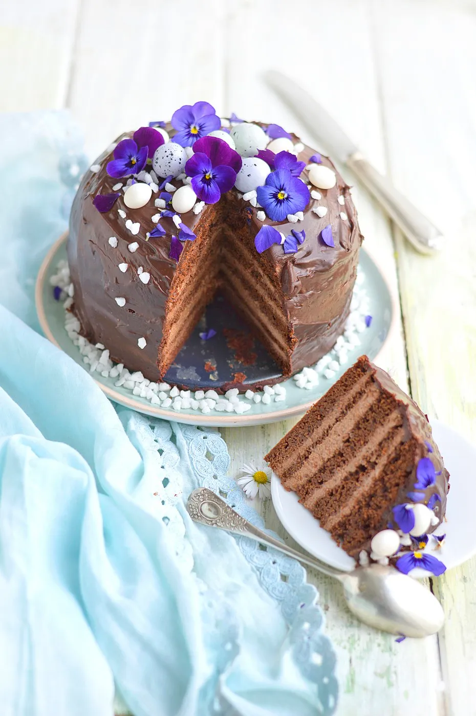 Csokoládés torta ehető virágokkal