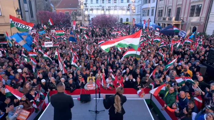 Zúg a "Hajrá Fidesz!" - hatalmas a tömeg Sopronban