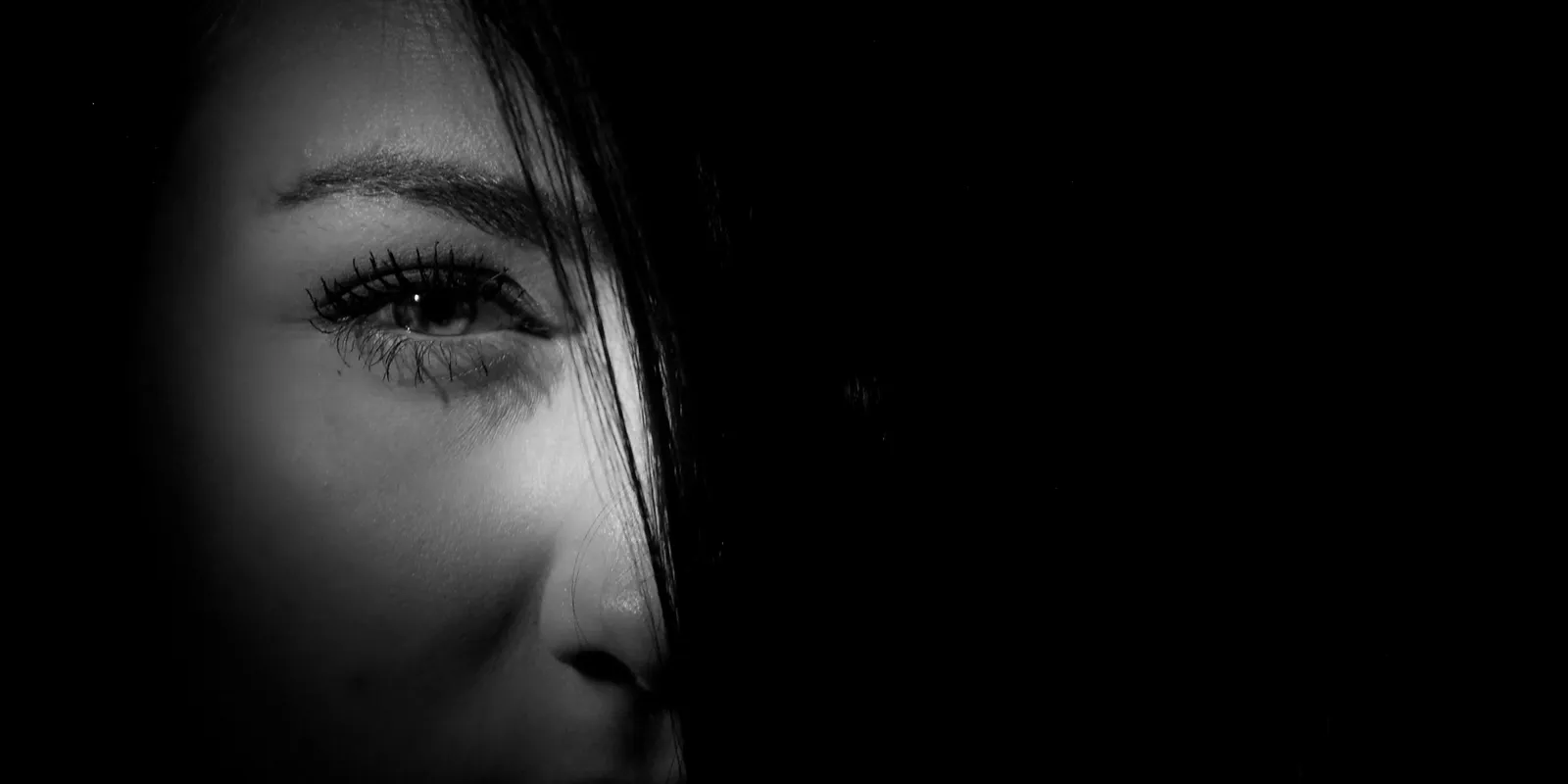 Ájultra erőszakoltak egy fiatal nőt: még filmre is vették az egészet