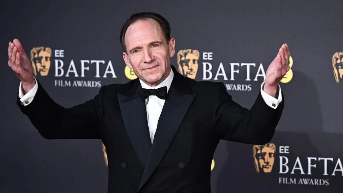 Micsoda nevek! Ralph Fiennes főszereplésével érkezik Márai Sándor klasszikusának feldolgozása