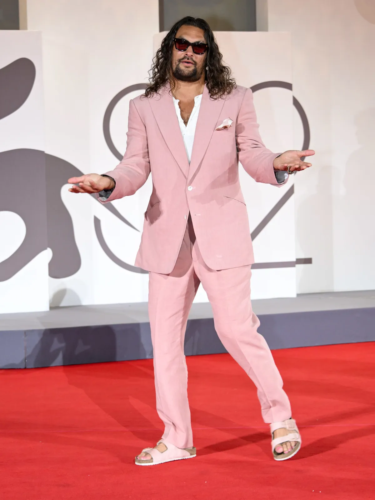 Jason Momoa családjával együtt menekült el a szigetről.