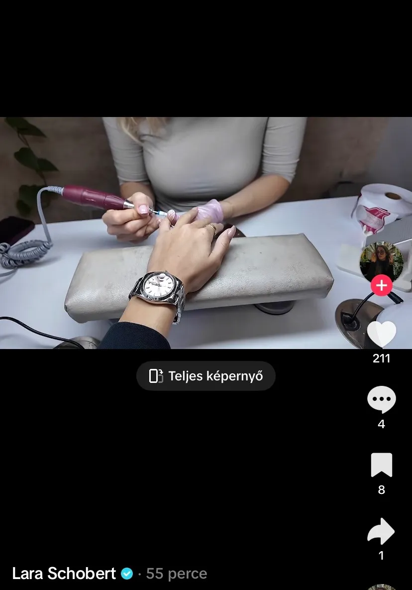 Schóbert Lara drága Rolex órát visel.