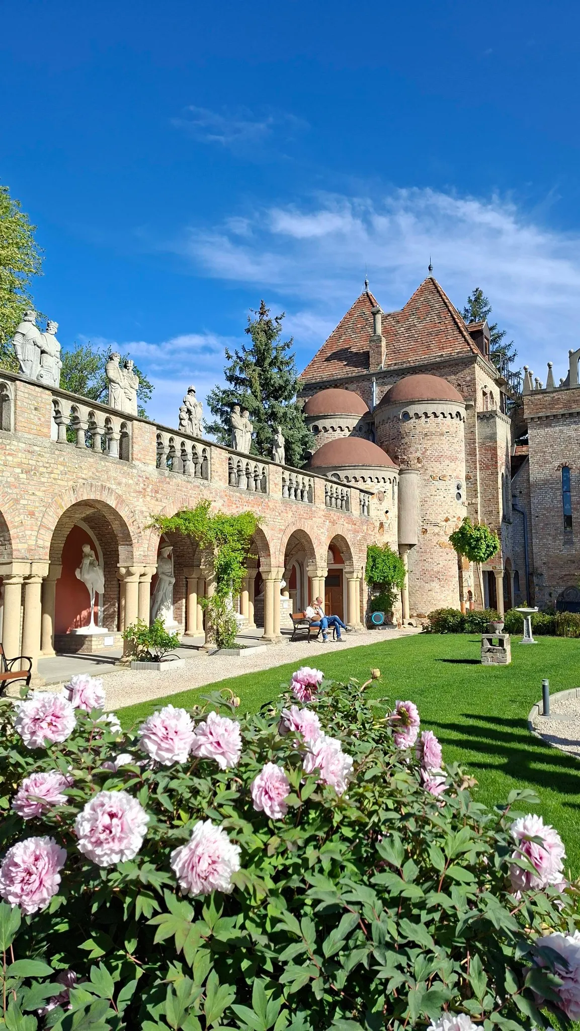 A Bory-vár belső udvara.