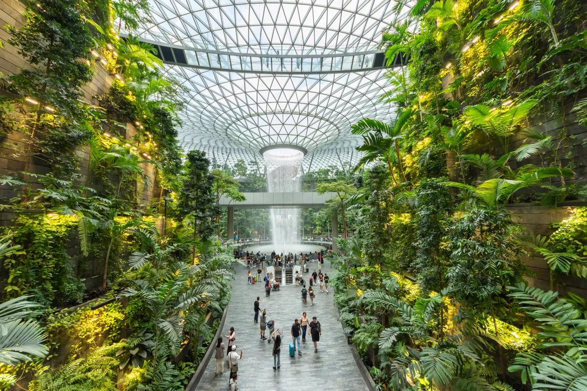 A szingapúri Changi reptér a légiutas-kísérők kedvenc úti célja, akik utazási trükkök egész sorát is elárulták. 