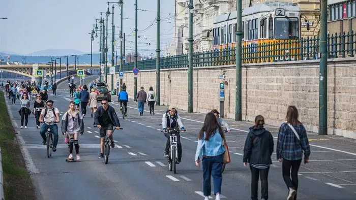 Május elsejétől visszatér az élet a pesti alsó rakpartra