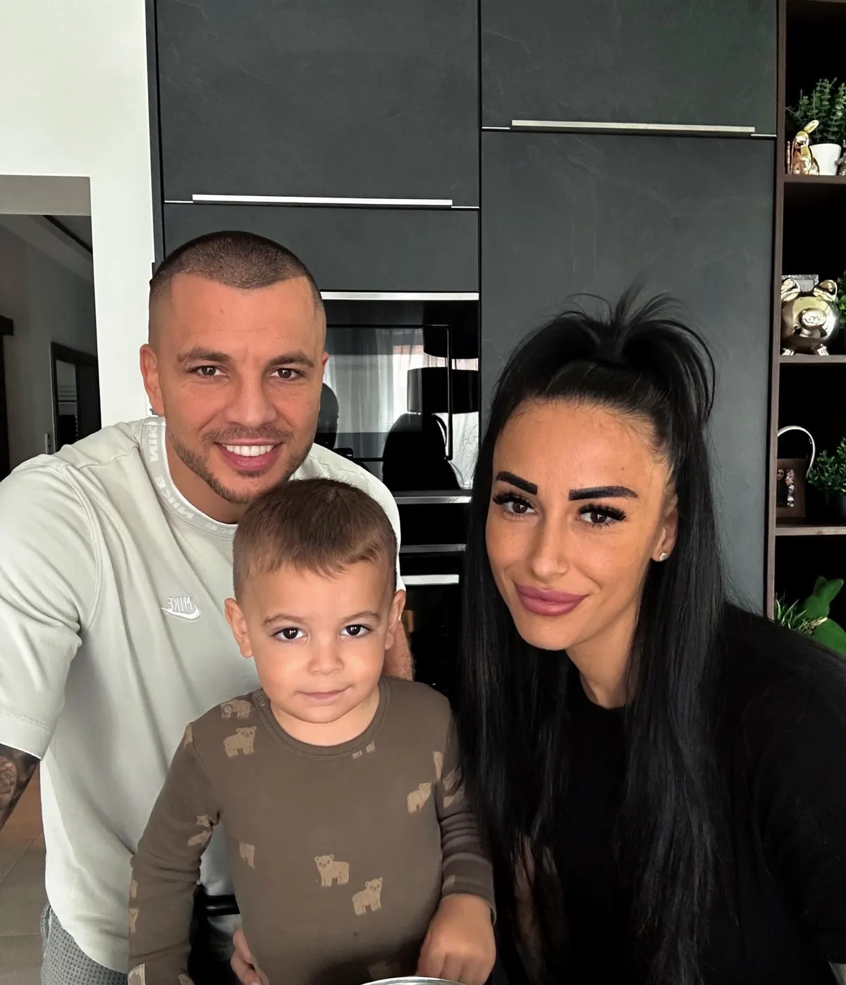 Bacskai Balázs rajongással szereti feleségét és kisfiát. 