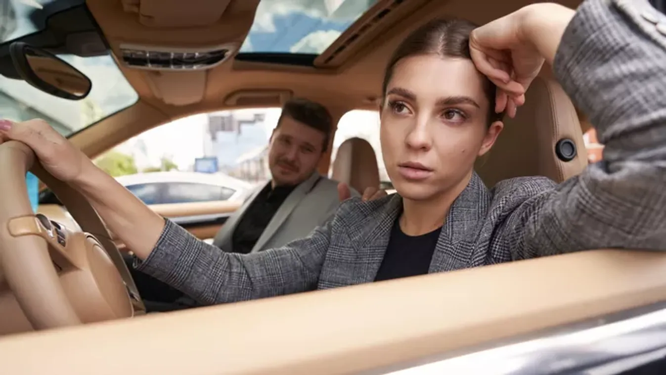 5 szokás, amivel az anyósülésen ülő utas az agyára megy egy sofőrnek – Te is elköveted ezeket?
