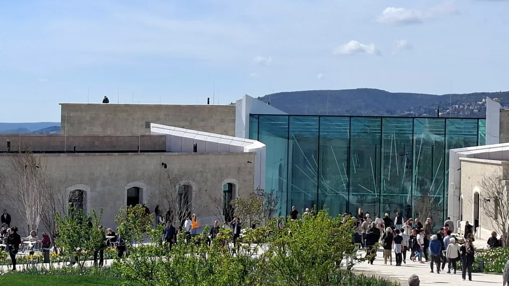 Új bemutató tér nyílt meg a korábbi erőd területén. 