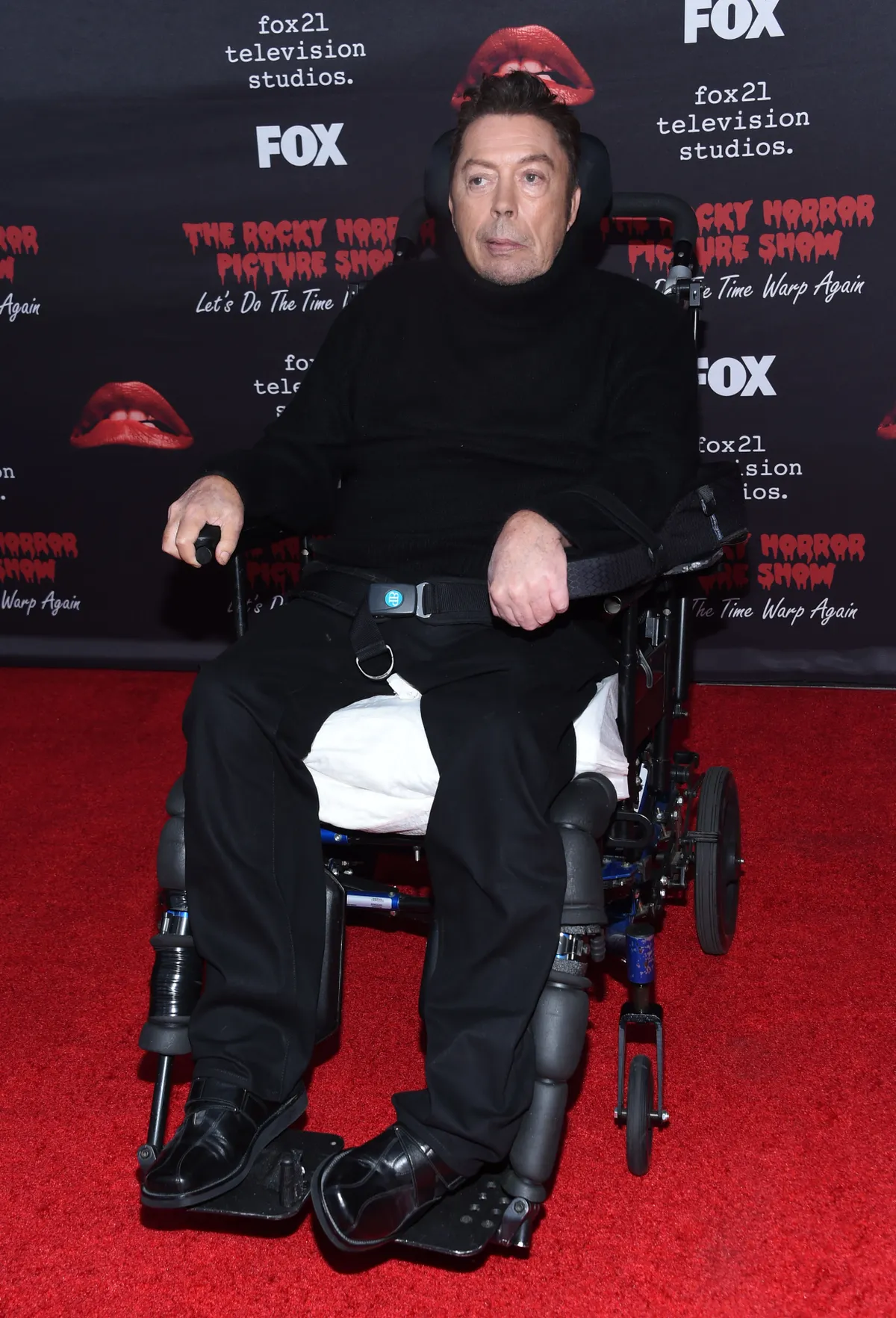 Tim Curry a The Rocky Horror Picture Show 50 éves jubileumi vetítésén jelent meg kerekesszékben.