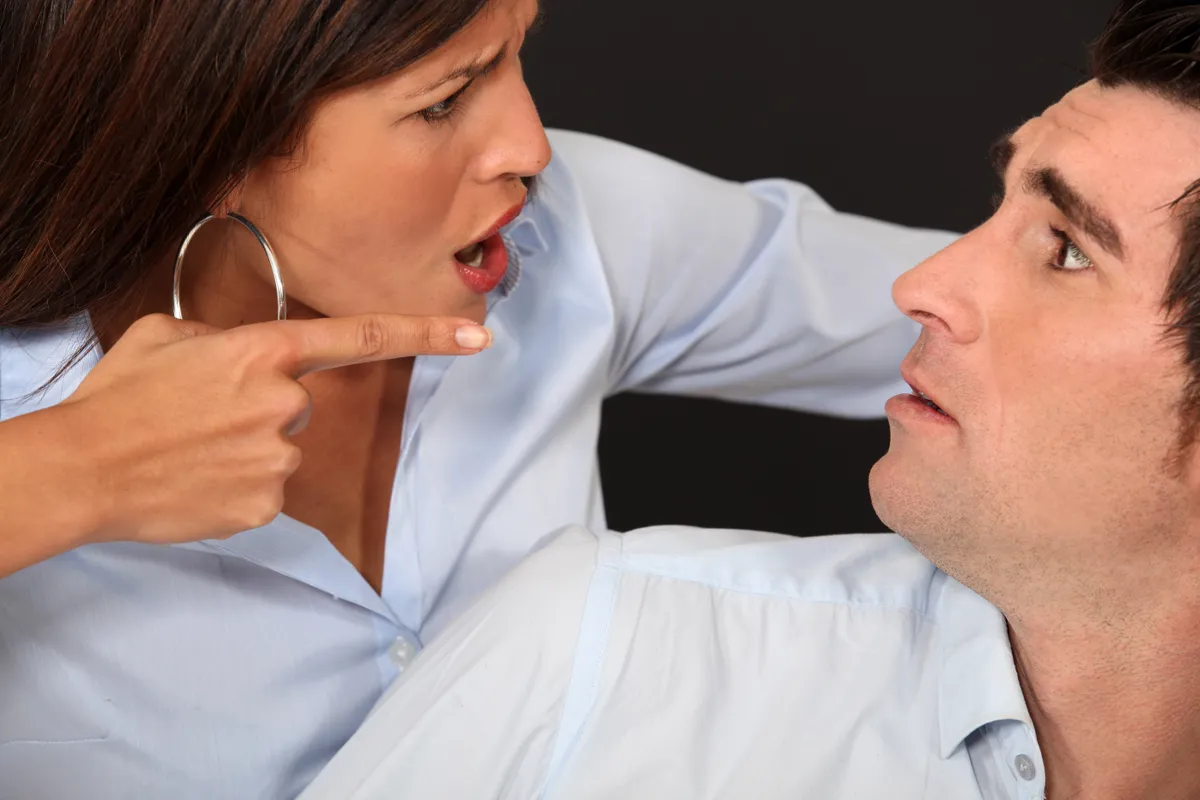 IQ különbség párkapcsolatban: Türelmetlen nő épp leordítja a párját.