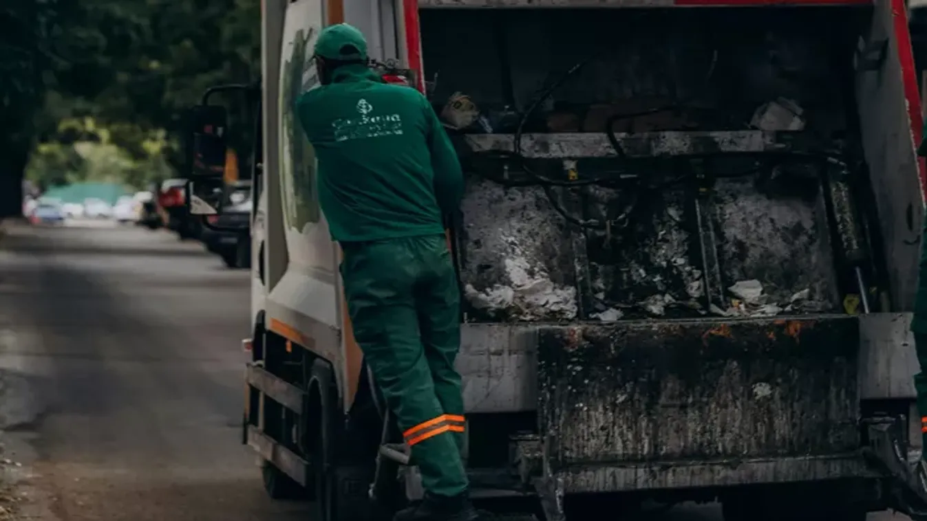 Drámai pillanatok Kispesten: kigyulladt egy kukásautó