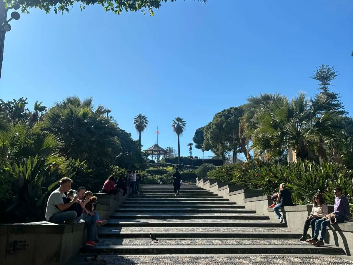 Az olasz város, Catania lépcsős utcája.