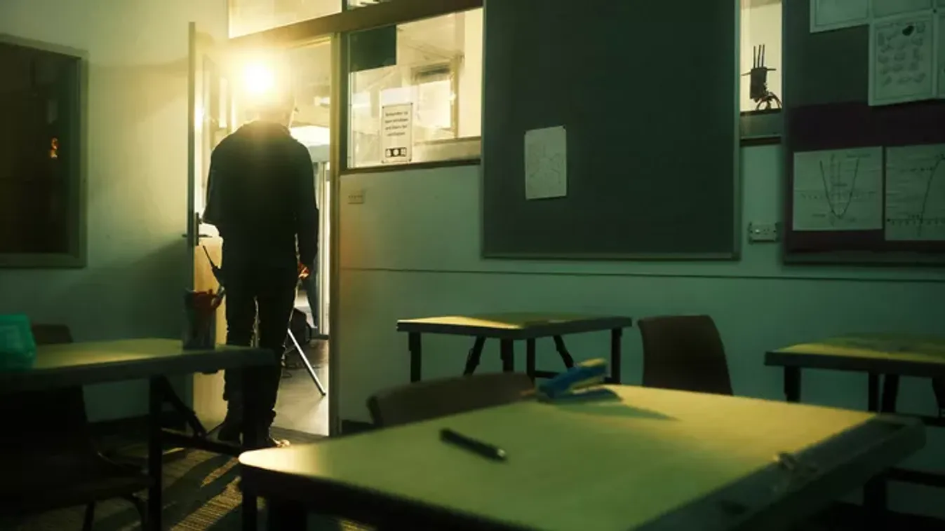 „Kár, hogy nem tudtalak visszacsábítani a szekrényembe” – Pajzán üzenetekkel bombázta diákját a nős tanár