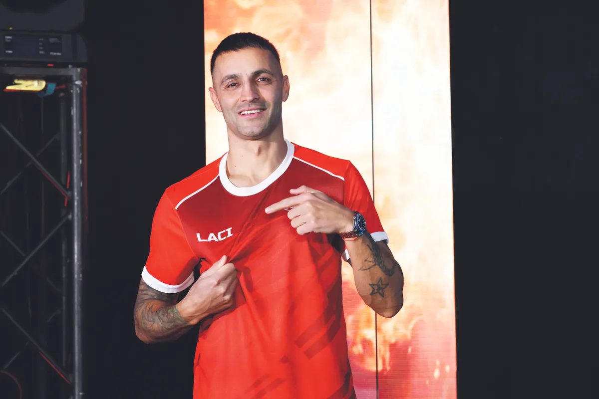 Lencse Laci az Exatlon Bajnokainak csapatát erősíti, igyekszik motiválni is őket.