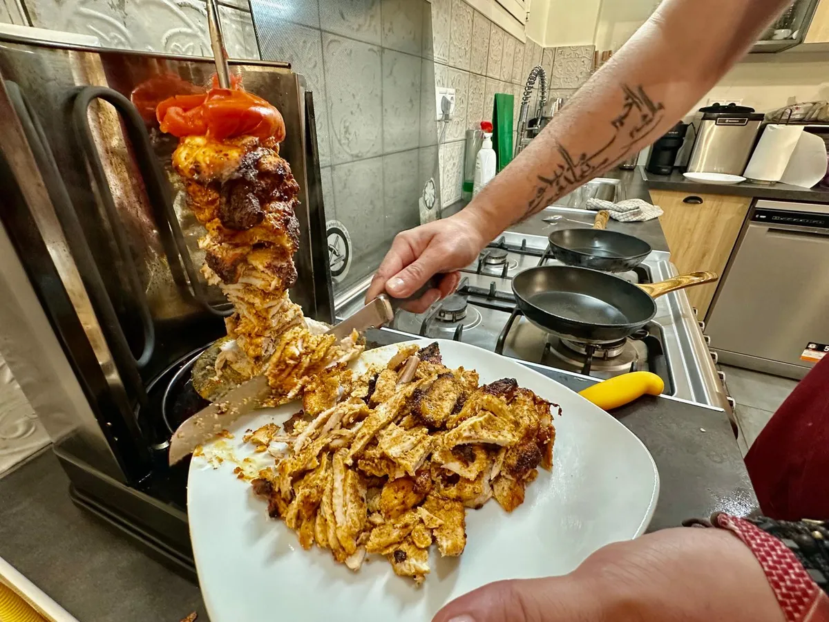 Görög gyros hús szeletelése