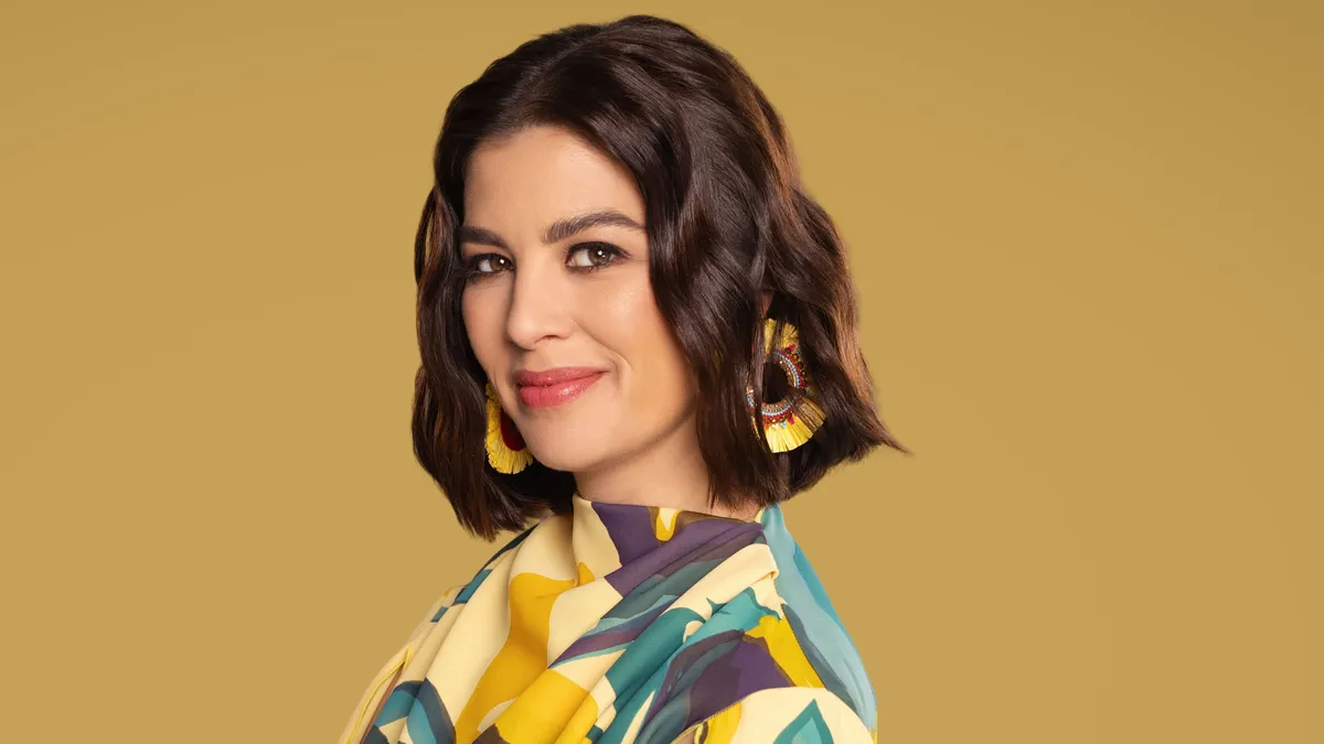 Ördög Nóra hálóruhában jelentkezett be