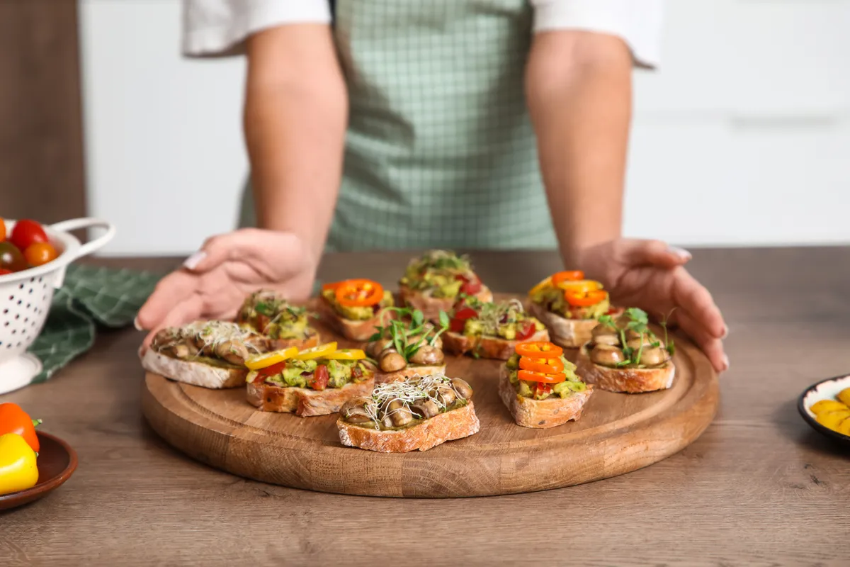 Vegetáriánus ételek egy tálcán felkínálva.