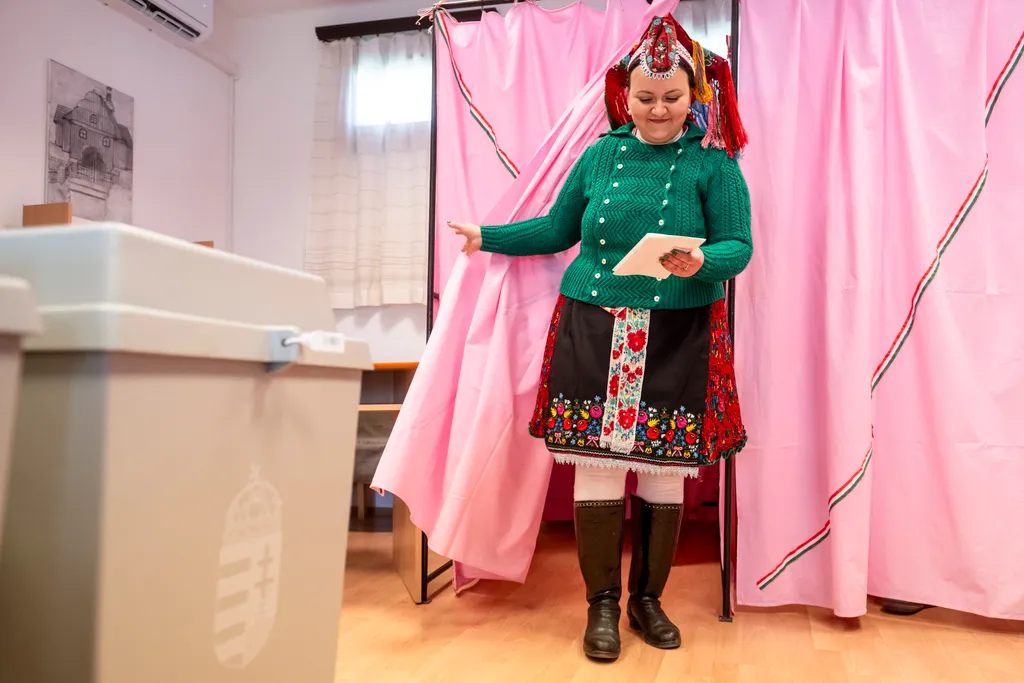 Választás 2026
A Rimóci Folklór Manufaktúra és Faluszépítő Egyesület helyi palóc népviseletbe öltözött tagja leadja szavazatát