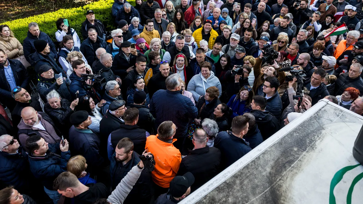 „Nincs megállás” - Vácon is rengetegen voltak kíváncsiak Orbán Viktorra