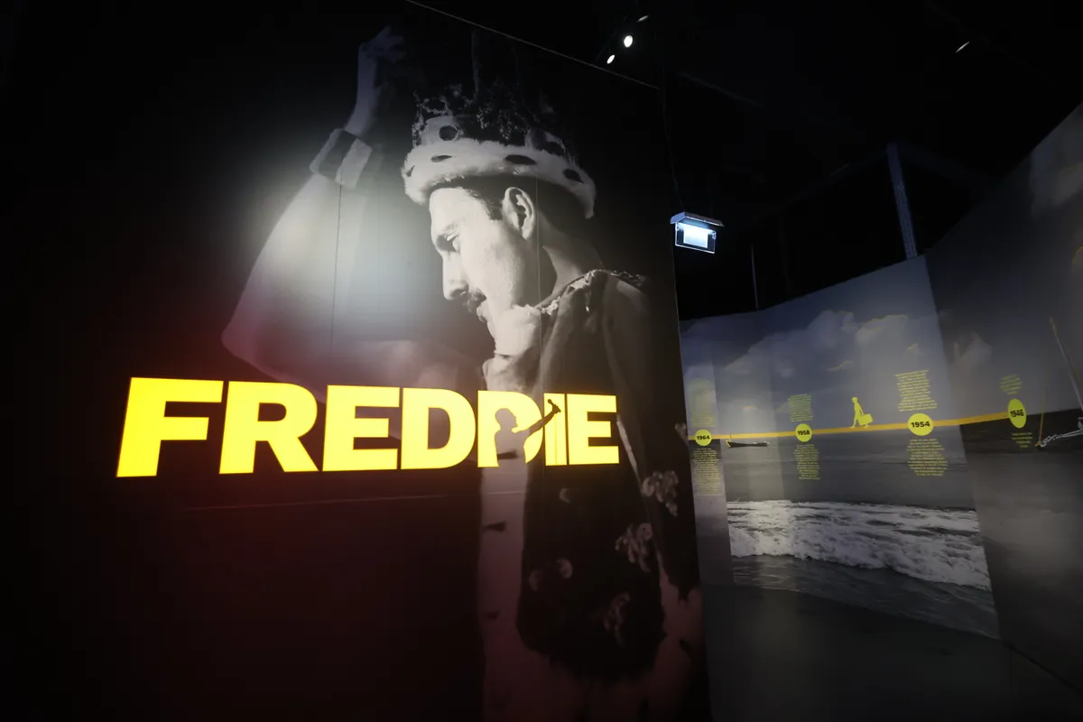 A Freddie Mercury kiállítás szorosan kötődik a magyar popkultúrához is.