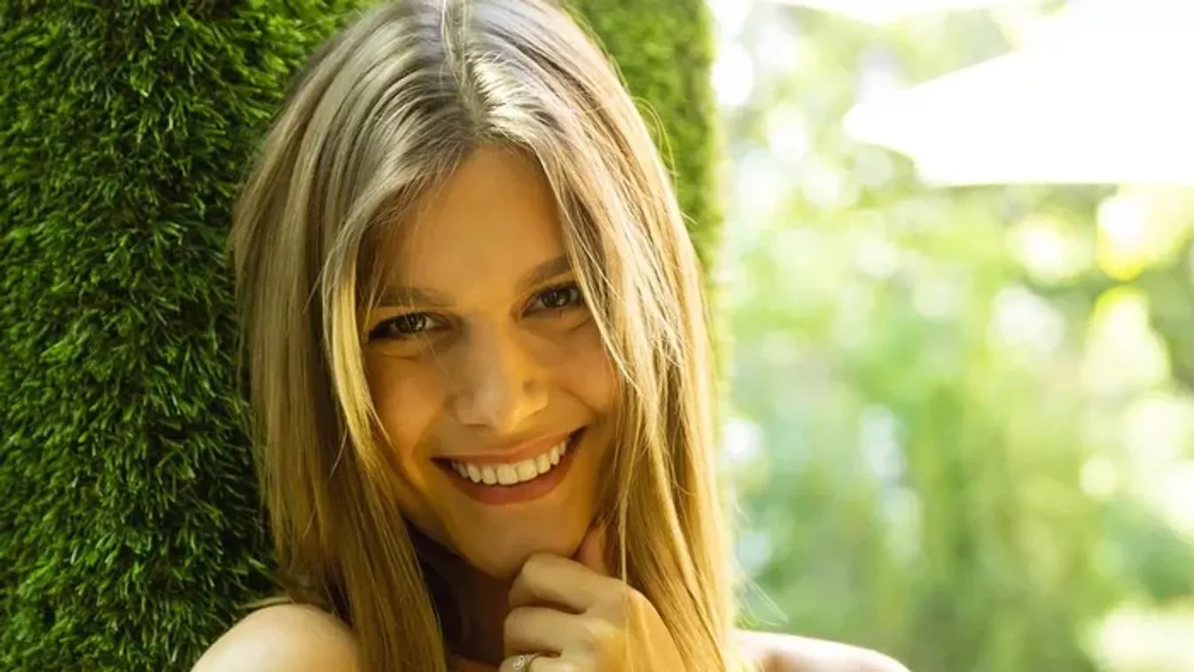 Micsoda színek: Weisz Fanni pompás rózsaszínben várta a húsvéti nyuszit