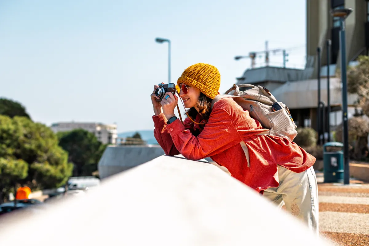 Fotózó turista nő, akinek a horoszkóp szerint jó lesz a nyaralása. 