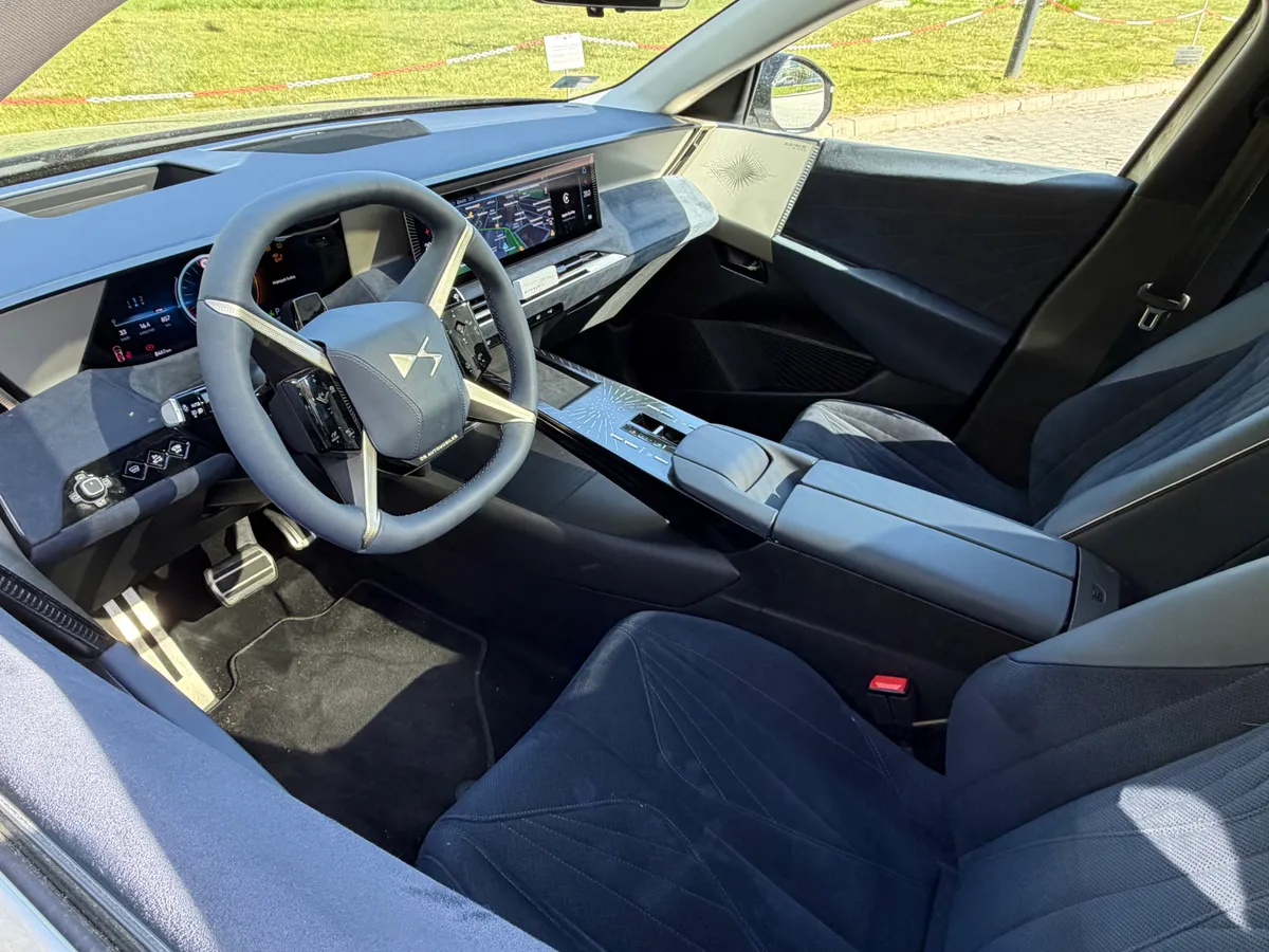 DS N°8 teszt: egy fotó az autó belsejéről.