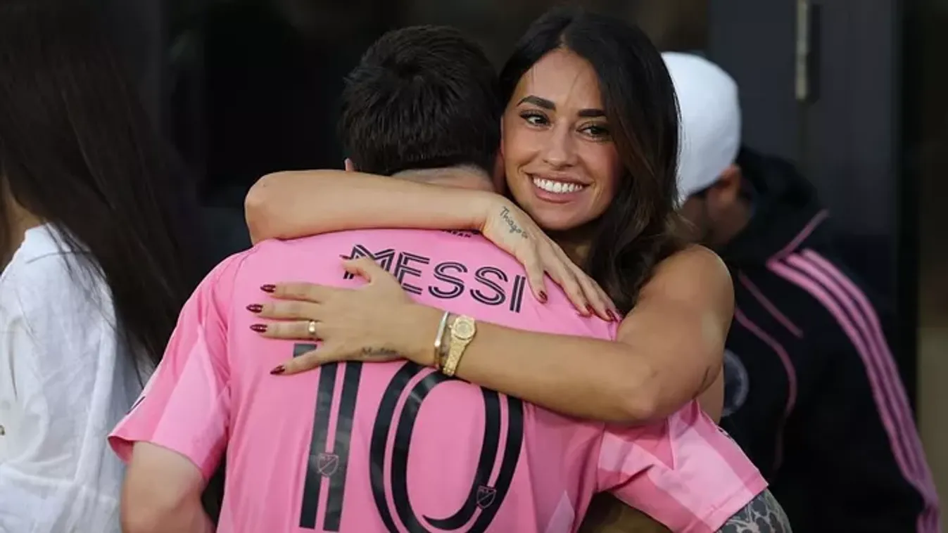 Ezek a cicik...! Lionel Messi felesége bikinis fotóval rúgta be a nyarat