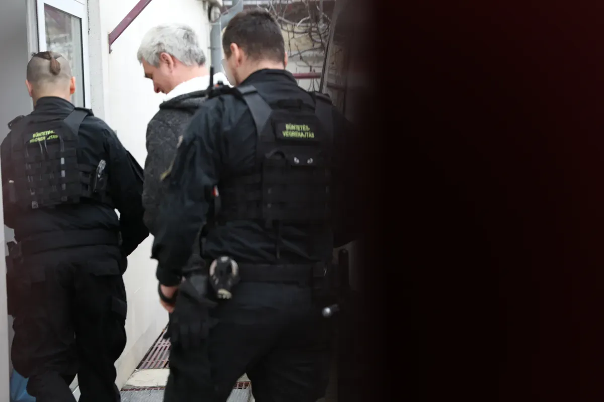 Till Tamás feltételezett gyilkosát rendőrök kísérik