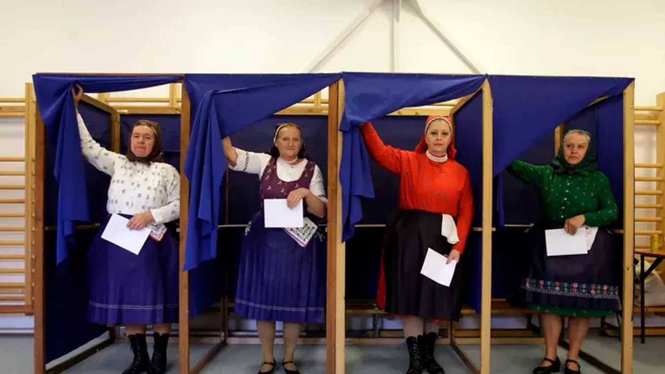 Ezt látni kell: népi öltözékben szavaztak a veresegyházi asszonyok