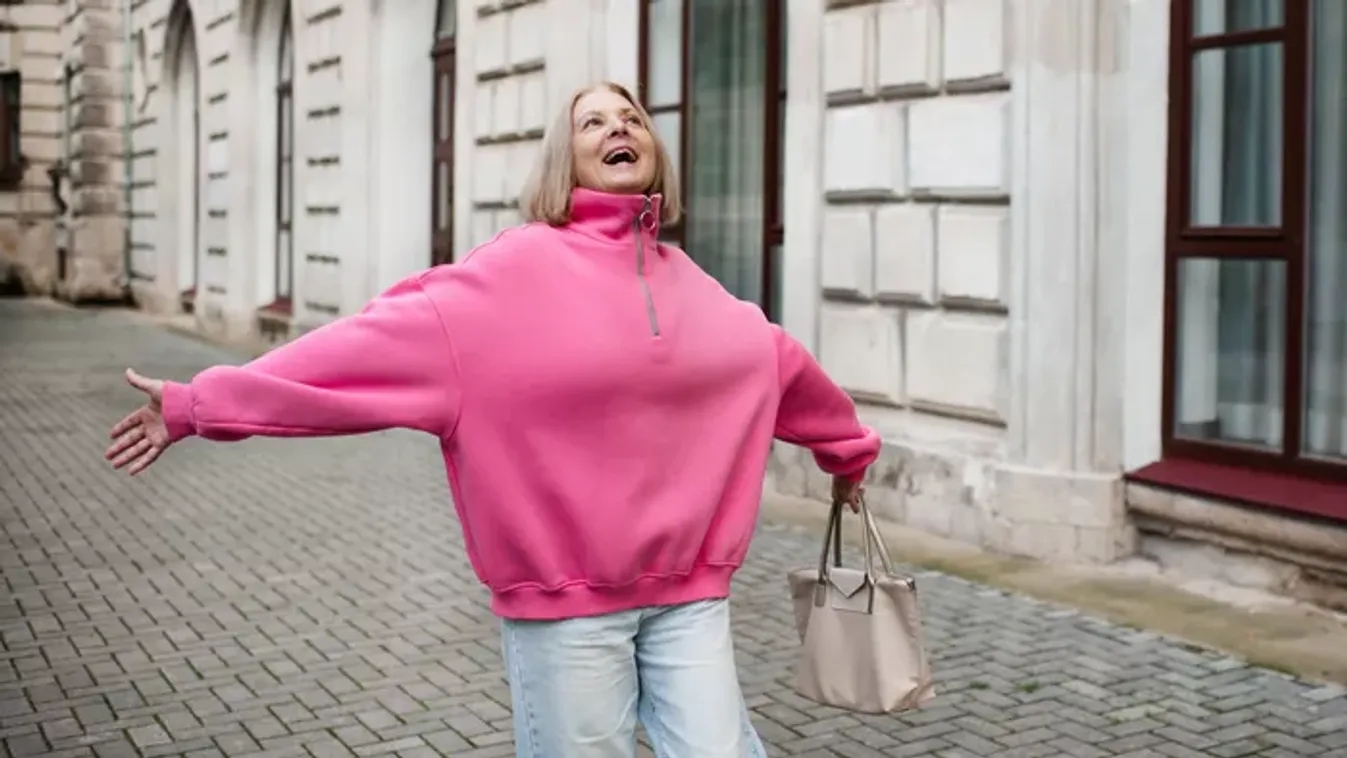 Ki mondta, hogy a rózsaszín csak a fiataloknak áll jól? Így viseld 50 felett