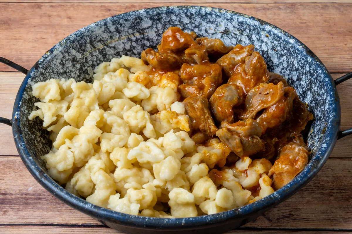 Nokedli recept alapján készült pörkölt.