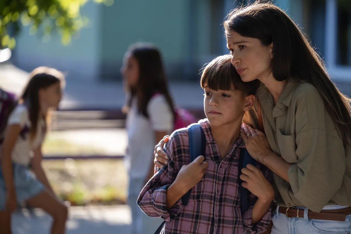 Túlaggódó anya a gyerekével.