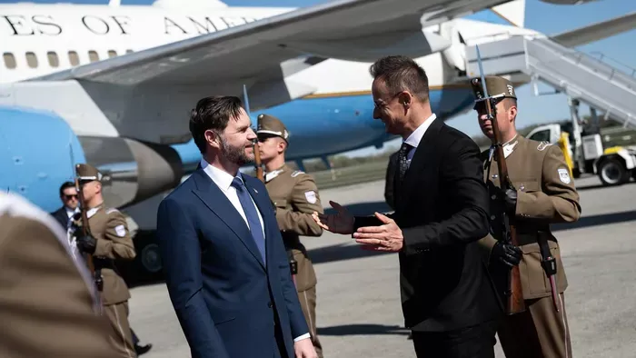 Így haladt át az amerikai alelnök a Hősök terén - videó