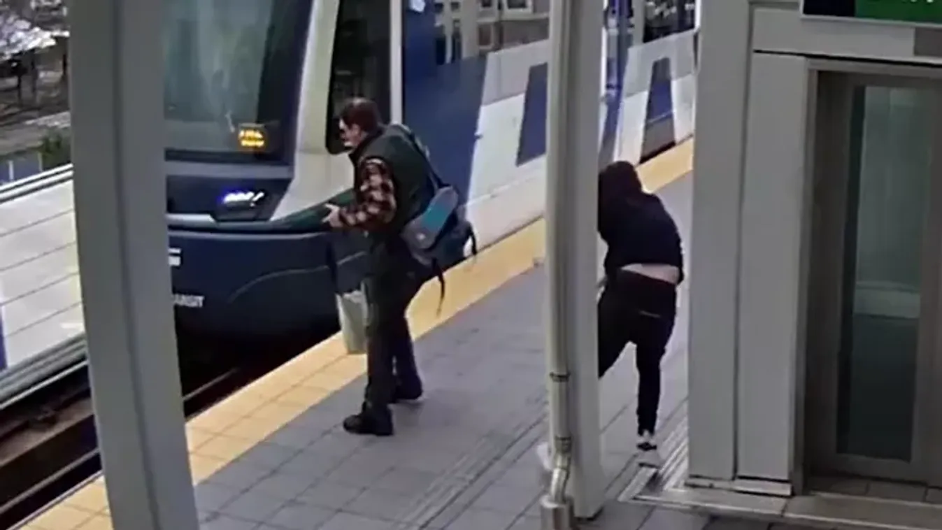 Sokkoló felvételek: Megpróbáltak vonat elé lökni egy utast az állomáson – videó