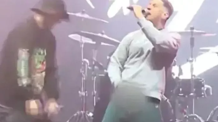 Nemi szerv mutogatás ott, békés kézfogás itt