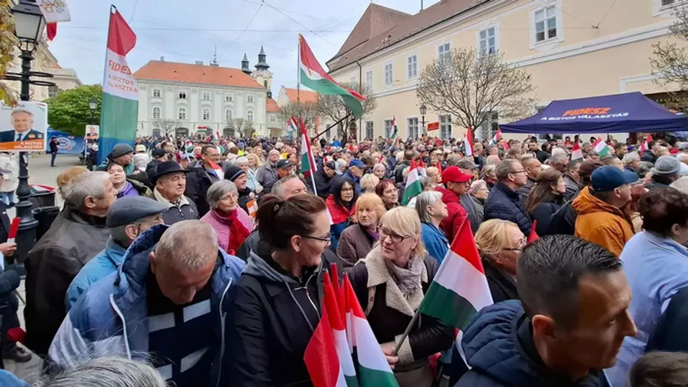 Hatalmas a tömeg Orbán Viktor országjárásán: Tele a székesfehérvári Városház tér
