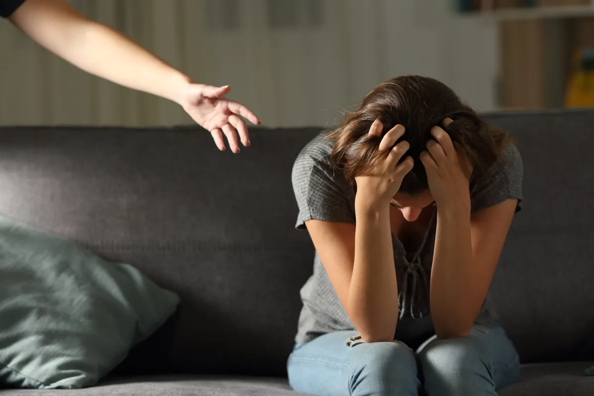 Bántalmazott nő kezébe temeti az arcát