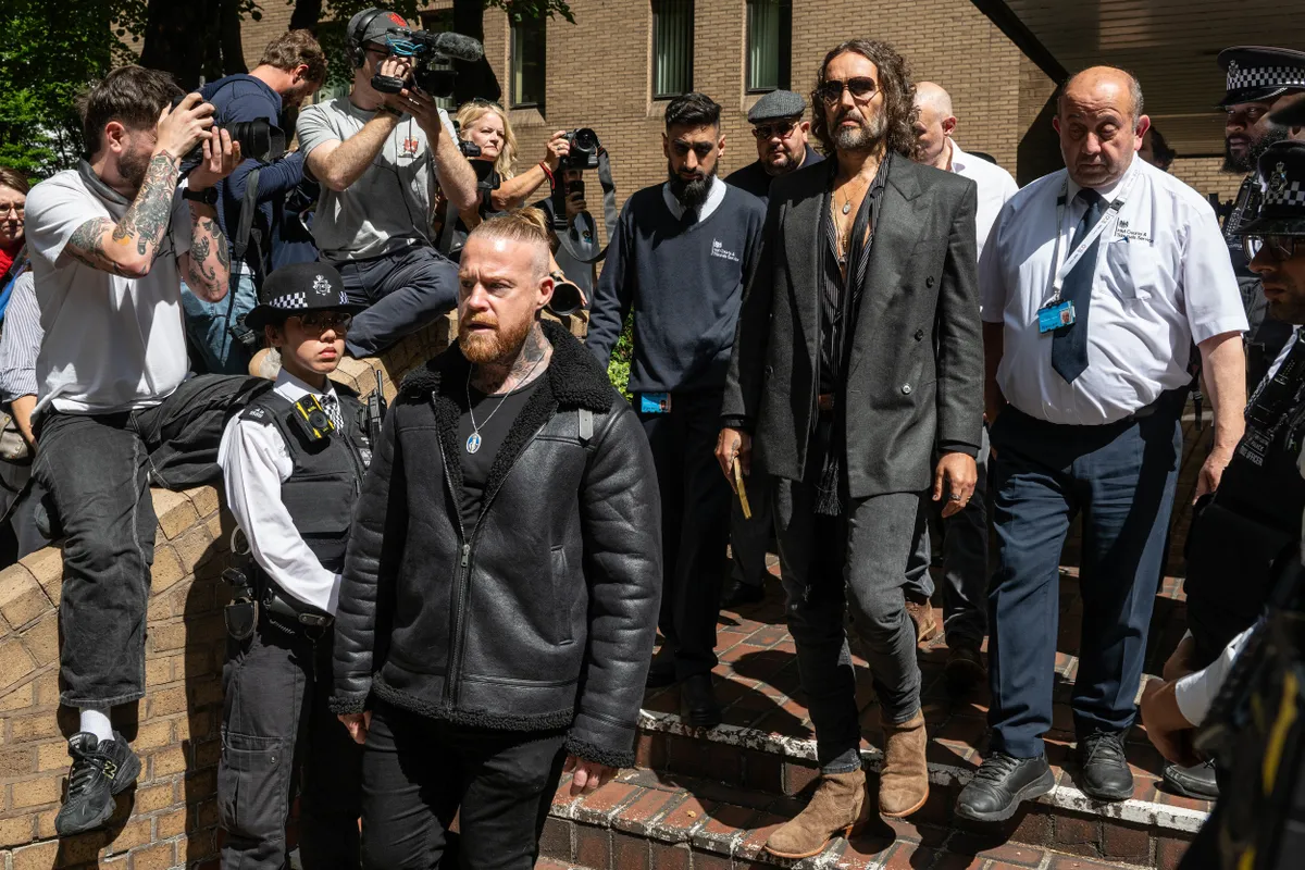 Russell Brand októberben bíróság elé áll a szexuális zaklatással kapcsolatos vádjai miatt