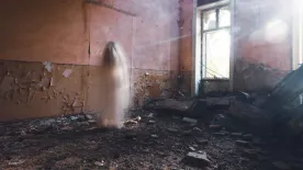 Szellem rohant végig az úton – kamera is rögzítette a rémisztő jelenetet