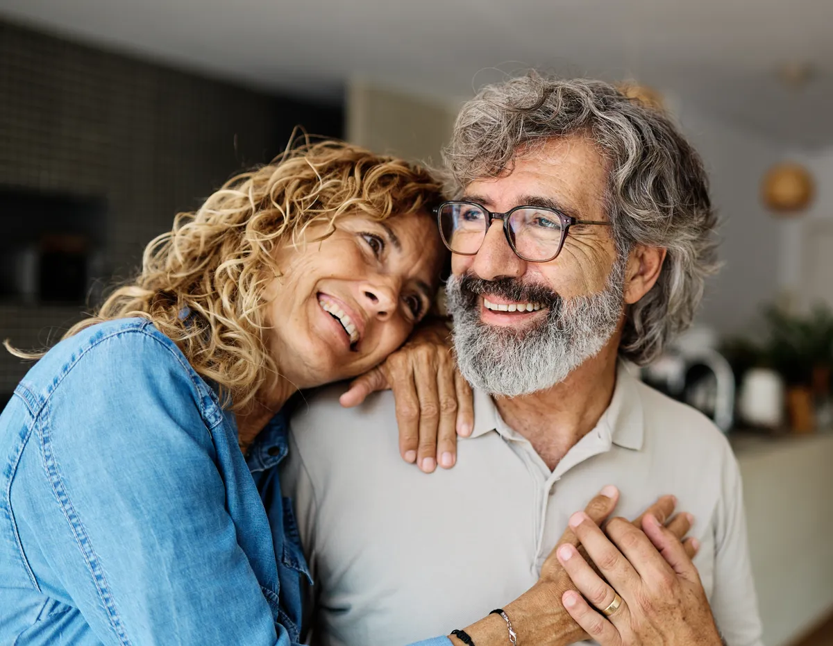 Együtt nevető idős, boldog pár egy személyiségteszt sikeres kitöltése után