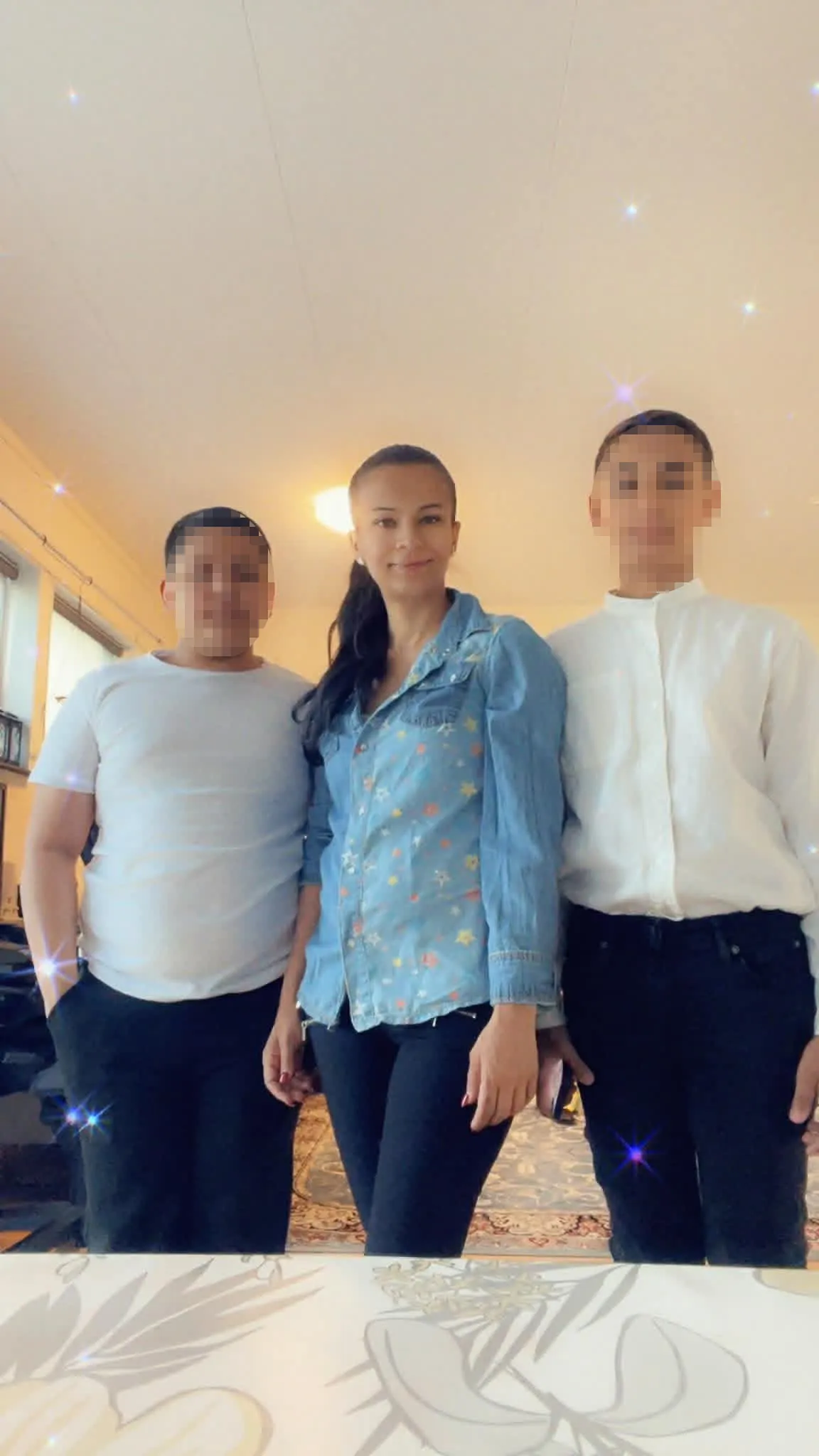 A fiatal édesanya két nagyfiával, akik szeretnék megismerni a bátyjukat 