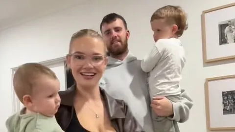 Brutális népharag zúdult a dögös influenszerre, amiért magára hagyta védtelen kisfiát