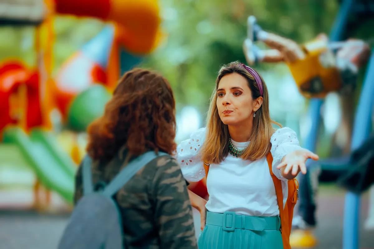 Játszótéren két anyuka vitatkozik.